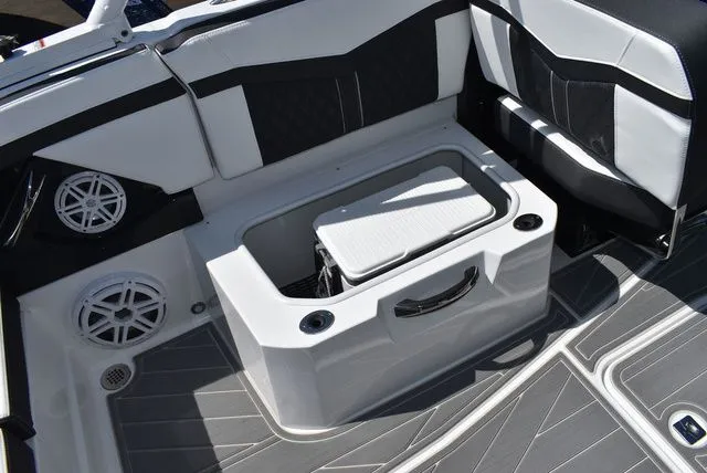 Slide: The Image of Monterey 275SS Super Sport 2026 - 40