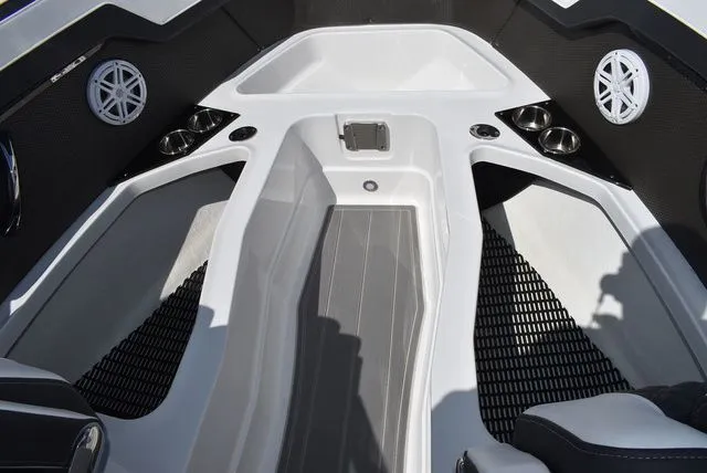 Slide: The Image of Monterey 275SS Super Sport 2026 - 74