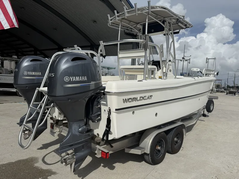 Slide: The Image of World Cat 230CC 2018 - 12