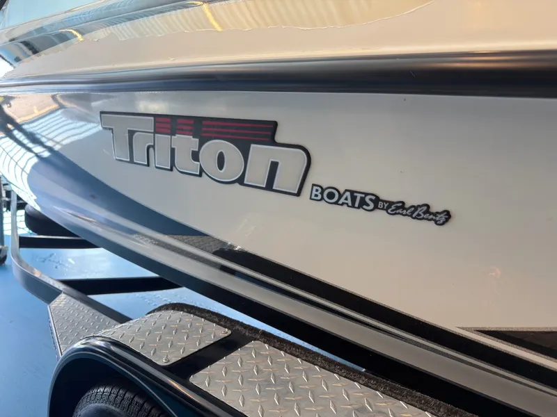 Slide: The Image of Triton 210 Escape boat, 2015 model, side view with logo. - 29