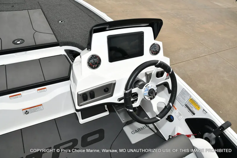 Slide: The Image of Nitro Z19 XL Pro 2026 steering console with Garmin display. - 44