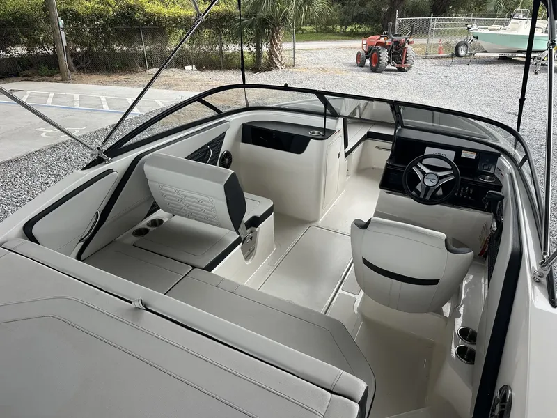 Slide: The Image of Sea Ray SPX 190 Outboard 2025 - 12