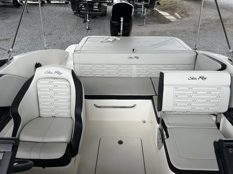 Slide: The Image of Sea Ray SPX 190 Outboard 2025 - 13