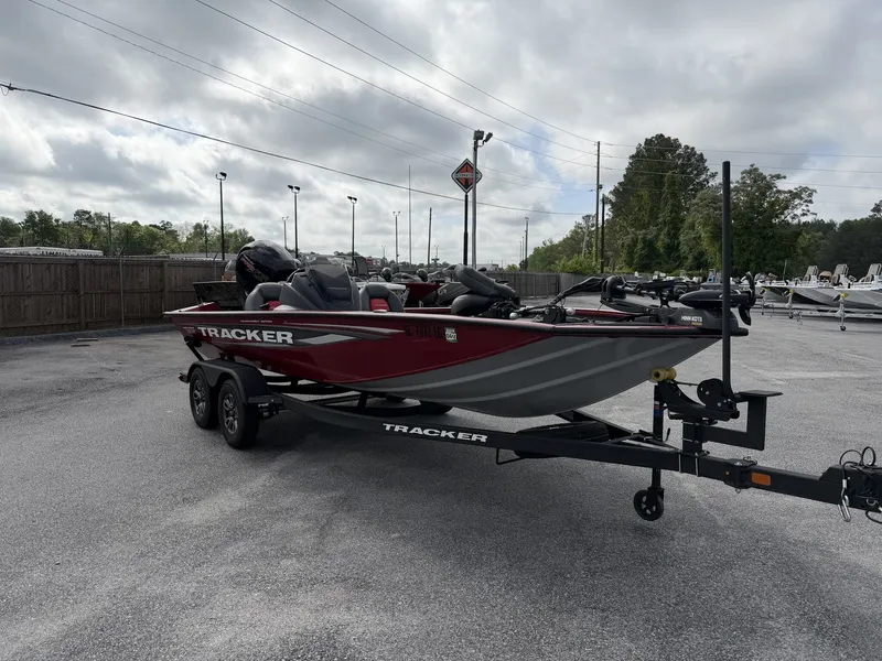 The Image of Tracker Pro Team 150hp~ garmin live 2025 - undefined
