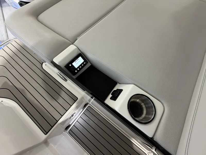Slide: The Image of Sea Ray SLX 260 Outboard 2027 - 17