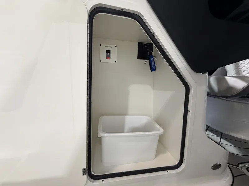 Slide: The Image of Sea Ray SLX 260 Outboard 2027 - 31
