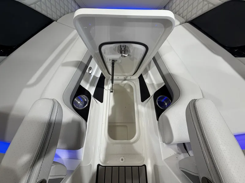 Slide: The Image of Sea Ray SLX 260 Outboard 2027 - 34