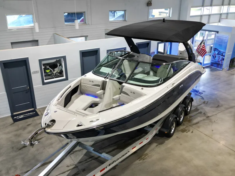 Slide: The Image of Sea Ray SLX 260 Outboard 2027 - 3