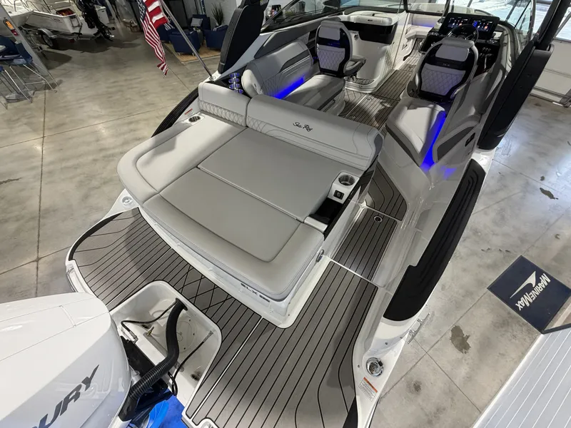 Slide: The Image of Sea Ray SLX 260 Outboard 2027 - 10