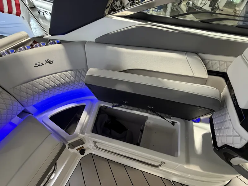 Slide: The Image of Sea Ray SLX 260 Outboard 2027 - 21