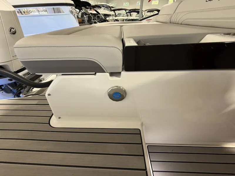 Slide: The Image of Sea Ray SLX 260 Outboard 2027 - 18