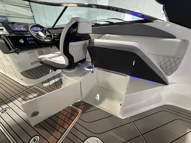 Slide: The Image of Sea Ray SLX 260 Outboard 2027 - 20