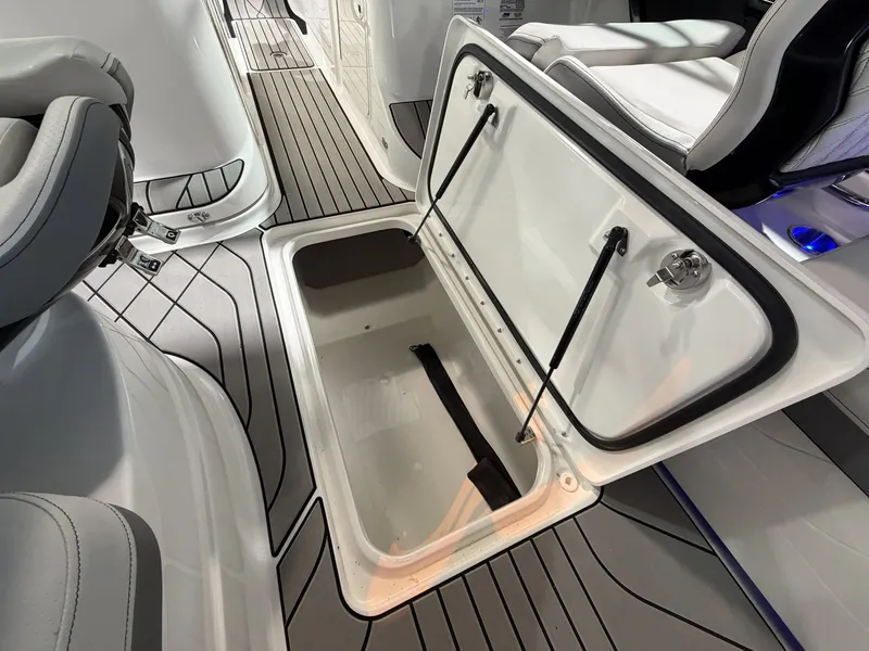 Slide: The Image of Sea Ray SLX 260 Outboard 2027 - 30