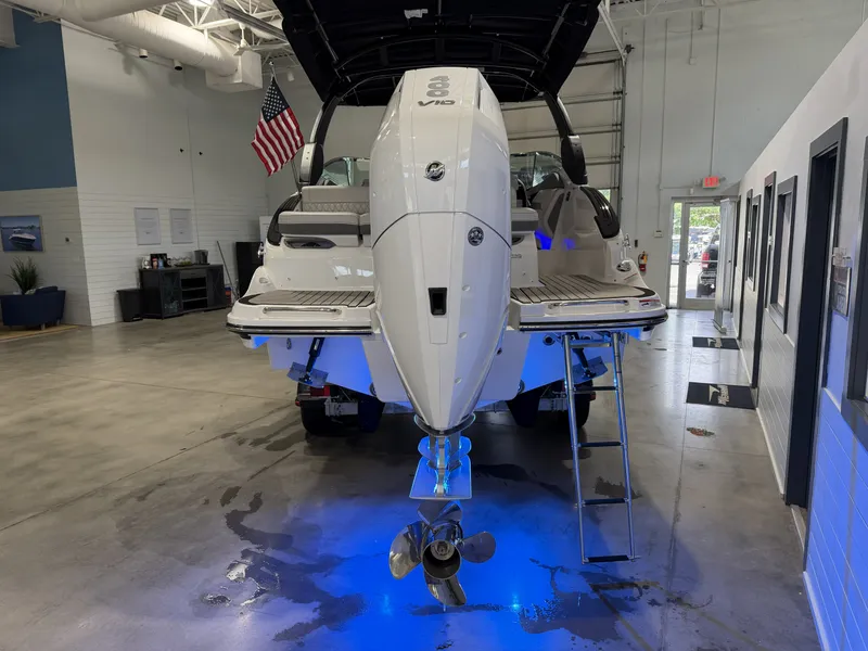 Slide: The Image of Sea Ray SLX 260 Outboard 2027 - 7