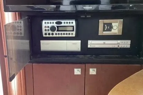 Slide: The Image of Salon Entertainment (port) - 33