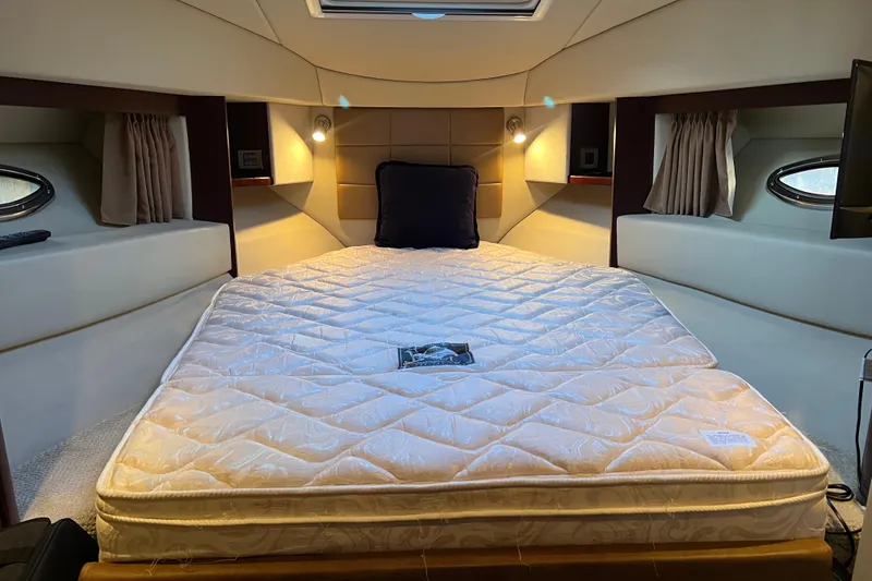 Slide: The Image of Master Island Bed - 47