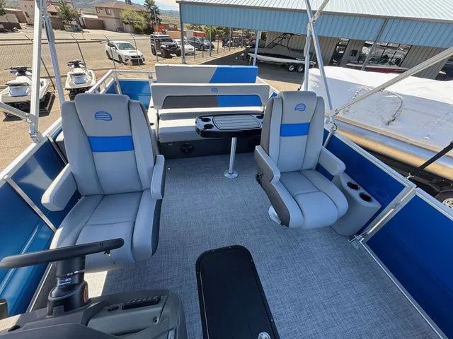 Slide: The Image of Sun Tracker Party Barge 22 RF XP3 2026 - 10