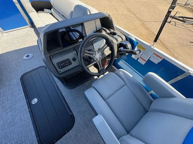 Slide: The Image of Sun Tracker Party Barge 22 RF XP3 2026 - 12