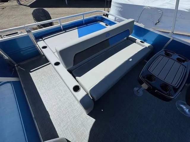 Slide: The Image of Sun Tracker Party Barge 22 RF XP3 2026 - 13