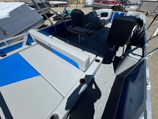 Slide: The Image of Sun Tracker Party Barge 22 RF XP3 2026 - 14