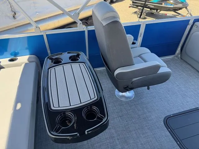 Slide: The Image of Sun Tracker Party Barge 22 RF XP3 2026 - 15