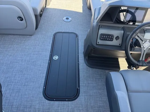 Slide: The Image of Sun Tracker Party Barge 22 RF XP3 2026 - 18