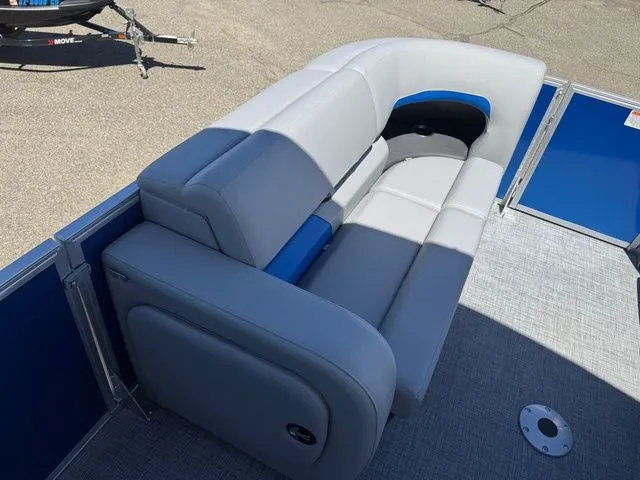 Slide: The Image of Sun Tracker Party Barge 22 RF XP3 2026 - 20