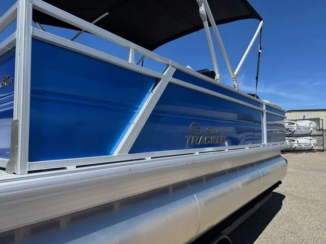 Slide: The Image of Sun Tracker Party Barge 22 RF XP3 2026 - 6