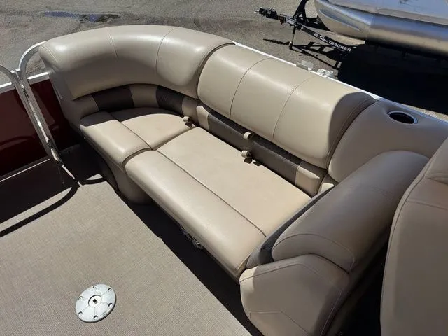 Slide: The Image of Sun Tracker Party Barge 22 DLX 2023 - 18