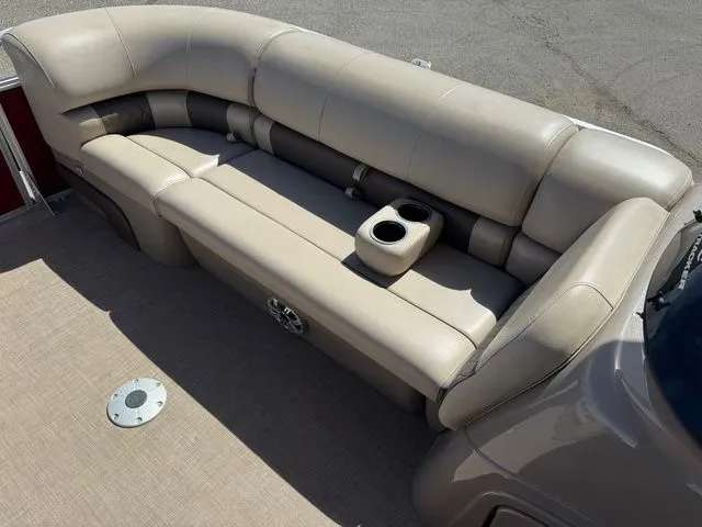 Slide: The Image of Sun Tracker Party Barge 22 DLX 2023 - 28