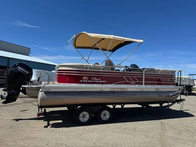 Slide: The Image of Sun Tracker Party Barge 22 DLX 2023 - 3