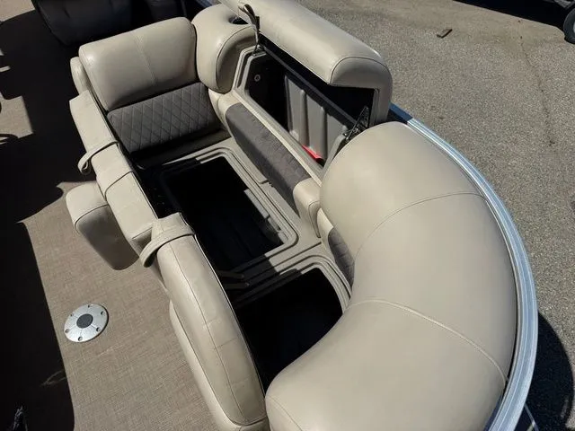 Slide: The Image of Sun Tracker Party Barge 22 DLX 2023 - 30