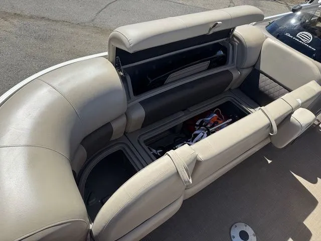 Slide: The Image of Sun Tracker Party Barge 22 DLX 2023 - 31