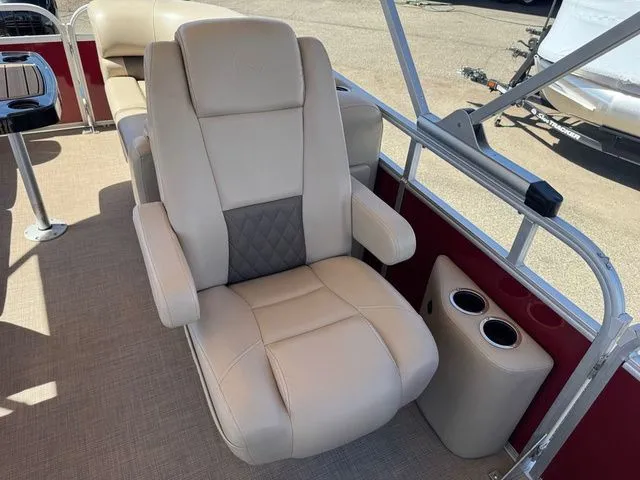 Slide: The Image of Sun Tracker Party Barge 22 DLX 2023 - 32