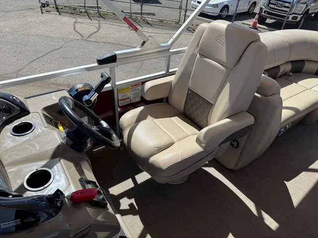 Slide: The Image of Sun Tracker Party Barge 22 DLX 2023 - 33