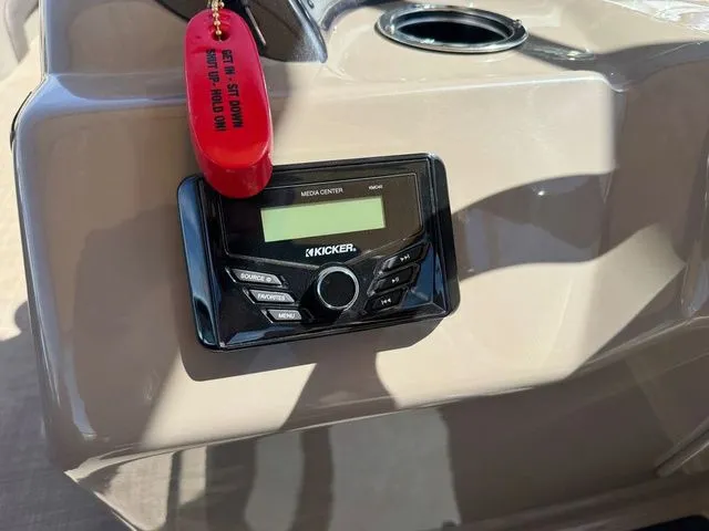 Slide: The Image of Sun Tracker Party Barge 22 DLX 2023 - 37