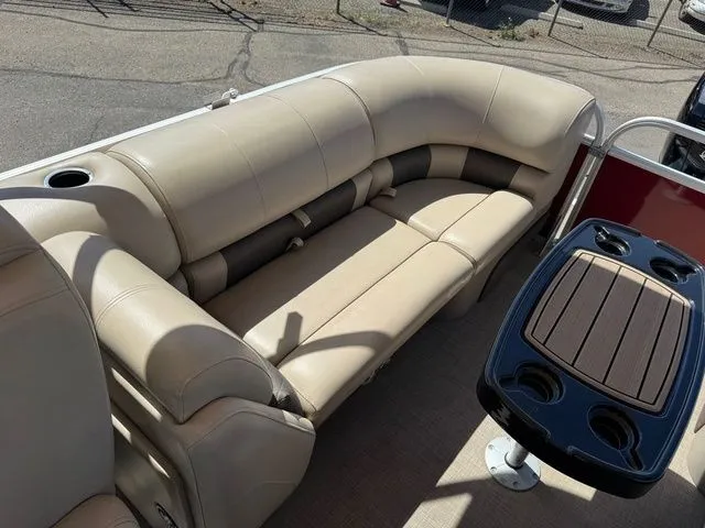 Slide: The Image of Sun Tracker Party Barge 22 DLX 2023 - 40