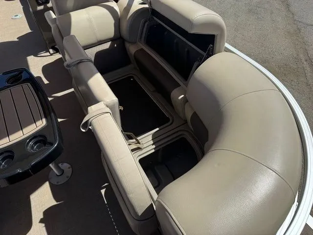 Slide: The Image of Sun Tracker Party Barge 22 DLX 2023 - 44