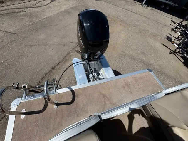 Slide: The Image of Sun Tracker Party Barge 22 DLX 2023 - 45