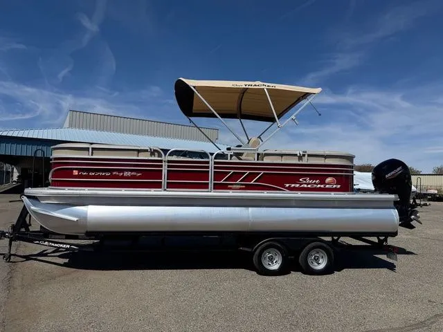 Slide: The Image of Sun Tracker Party Barge 22 DLX 2023 - 47