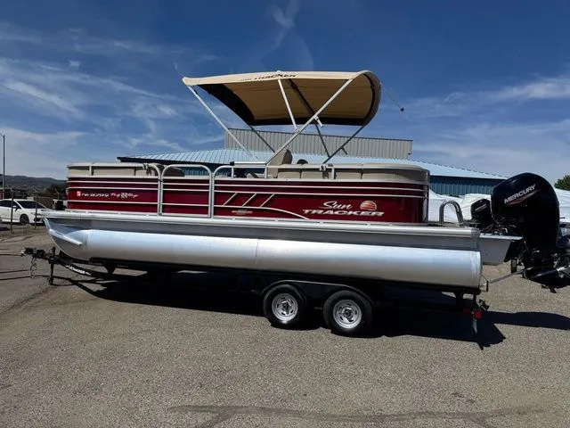 Slide: The Image of Sun Tracker Party Barge 22 DLX 2023 - 48