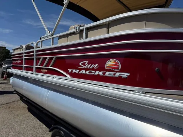 Slide: The Image of Sun Tracker Party Barge 22 DLX 2023 - 51