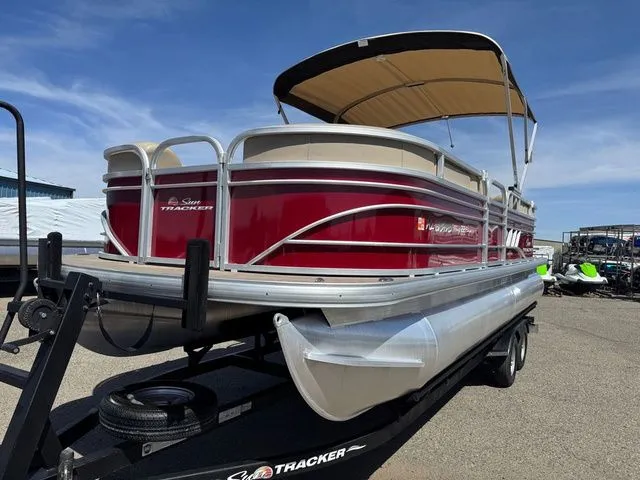 Slide: The Image of Sun Tracker Party Barge 22 DLX 2023 - 53