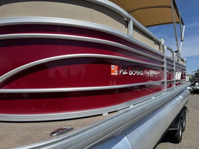 Slide: The Image of Sun Tracker Party Barge 22 DLX 2023 - 55