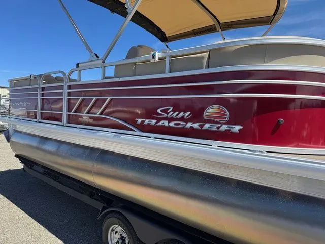 Slide: The Image of Sun Tracker Party Barge 22 DLX 2023 - 8