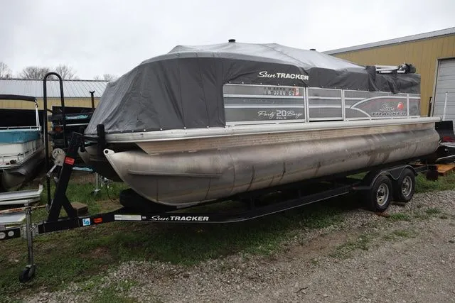 The Image of Sun Tracker Party Barge 20 DLX 2015 - 1