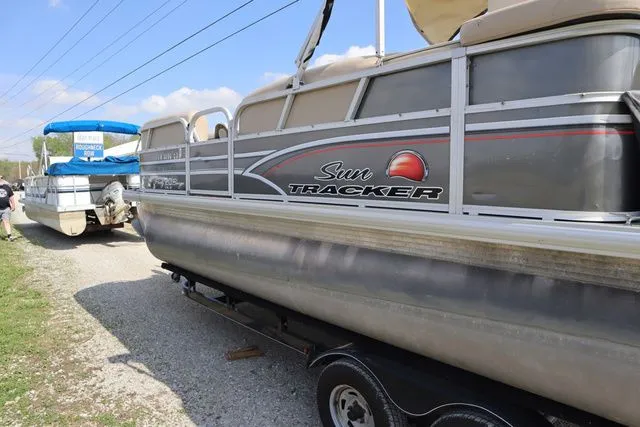 Slide: The Image of Sun Tracker Party Barge 20 DLX 2015 - 10