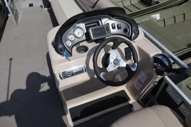 Slide: The Image of Sun Tracker Party Barge 20 DLX 2015 - 24