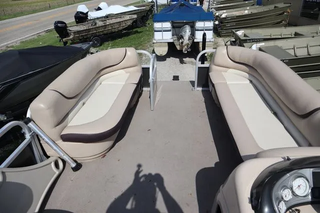 Slide: The Image of Sun Tracker Party Barge 20 DLX 2015 - 27