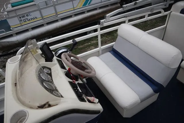 Slide: The Image of Bentley Pontoons 200 Fish 2004 - 4